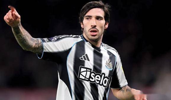 欧洲豪门疯抢!托纳利手握离队特权,曼联领跑但天价转会费成最大难题